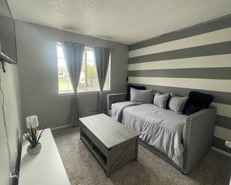Charming Broomfield Home Close To Everyt - Broomfield - Living room