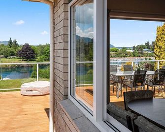 Central Riverside Retreat - Taupo Holiday Home - Taupo - Balkon