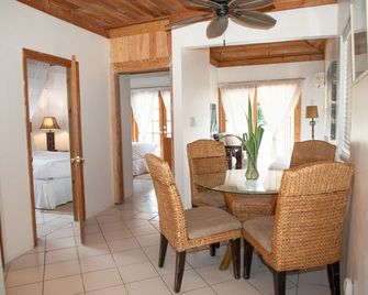 Tingum Village Hotel - Dunmore Town - Dining room