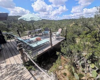 Secluded Waterfront Cabin- Canoe, Fish, Swim & Stargaze near Pedernales Falls - Dripping Springs - Balcón