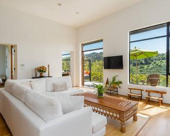 Exquisite Canyon Hideaway - Topanga - Living room