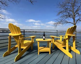 Experience lakefront luxury with spectacular views on Lake James, Indiana! - Angola - Balcony