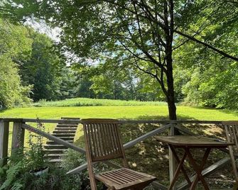 1840 Village Farmhouse with Modern Comforts - Egremont - Patio