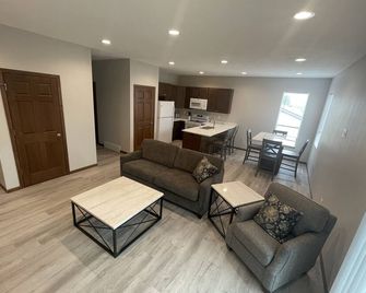 Quiet 2 BR condo Spirit Lake. Minutes from Arnolds Park, Okoboji, Spirit Lake E - Spirit Lake - Living room