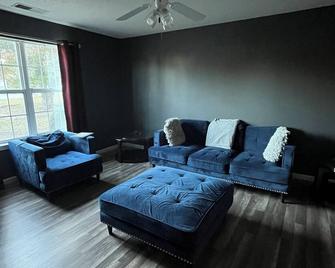 Cozy shared space with in law suite in Austell - Austell - Living room