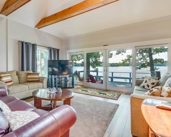 Waterfront Getaway on Sodus Bay Prime Location! - North Rose - Sala de estar
