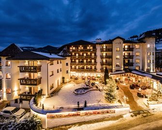 Almhof Hotel Call - San Vigilio di Marebbe - Κτίριο