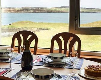 Idyllically located bungalow, beautiful view 20 mls from Stornoway Isle of Lewis - Mangersta - Comedor