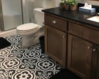 Entire Back 40 Bungalow 2bd 2ba Sleeps 4 - Bella Vista - Bathroom