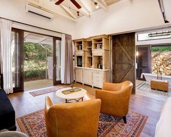 Mbano Manor Hotel Victoria Falls - Victoria Falls - Wohnzimmer