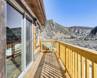 Riverfront Montana Log Cabin with Mountain Views! - Melrose - Balcón