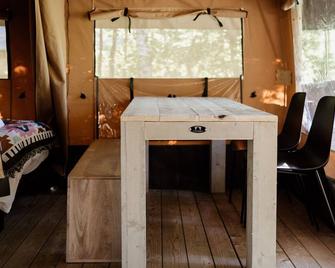 Safari Tent Site 7 | 1 Queen Bed & 1 Twin Bed | Pond View - Woodstock - Habitación