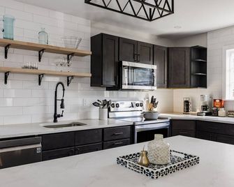 Family-Friendly Cozy Haven: 5-Bedroom home in ellenville ny - Ellenville - Kitchen