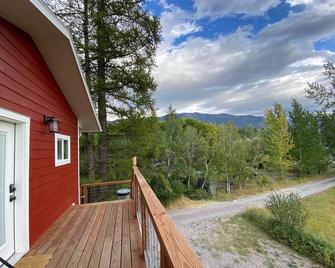 Bright and Charming Gateway to Glacier 1 Bed / 1 Bath Apartment in Columbia Falls MT! - Columbia Falls - Balcony