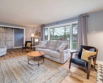 Cheerful & cozy farmhouse 2 bedroom home - Greenwood - Huiskamer