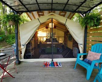 Hudson Valley’s Waterfront Camping Getaway with electric, water and KAYAKS! - Lake Katrine - Patio