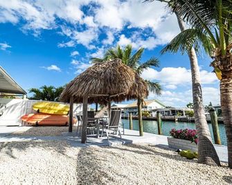 Newly Renovated 3br2ba Duplex with private Dock - Key Colony Beach - Patio