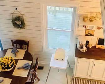 Cozy Talladega Lakefront Home with Amazing views - Talladega - Dining room