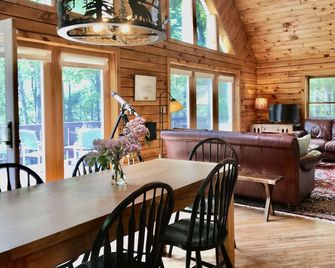 Twin Ponds ~ Private Peaceful Retreat! Sleeps 10 - Cooperstown - Dining room
