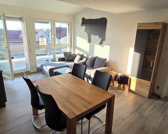 Moderne 3 Zimmer Wohnung Panorama mit großem Balkon für 4Personen inklusive Wifi und Parkplatz - Gunzenhausen - Essbereich