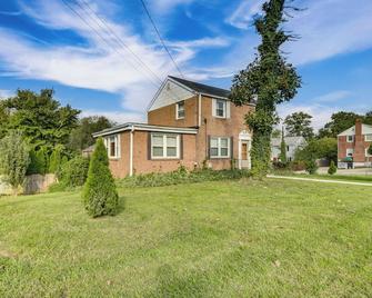 10 Mi to Washington: Wheaton Studio Suite - Silver Spring - Building
