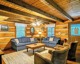 Cozy Authentic Log Cabin One Bedroom with Loft Bedroom One & a Half Bath Wi-Fi - Townsend - Lounge