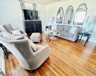 New Upgrades, Boat Parking, Fenced Yard, Pet & Family Friendly by River Hospital - Florence - Living room