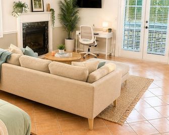 Tranquil Villa by Mohegan Sun with Pool & Hot Tub - Norwich - Sala de estar