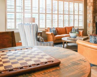 Greystone Lodge On The River - 蓋特林堡 - 休閒室