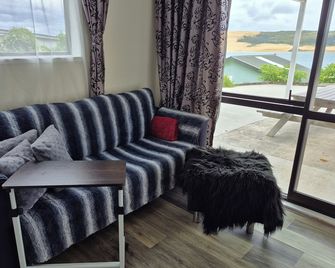 Studio with Hokianga Harbour & Sand Dunes view - Opononi - Living room