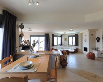 Villa Nefeli - Maratón - Comedor