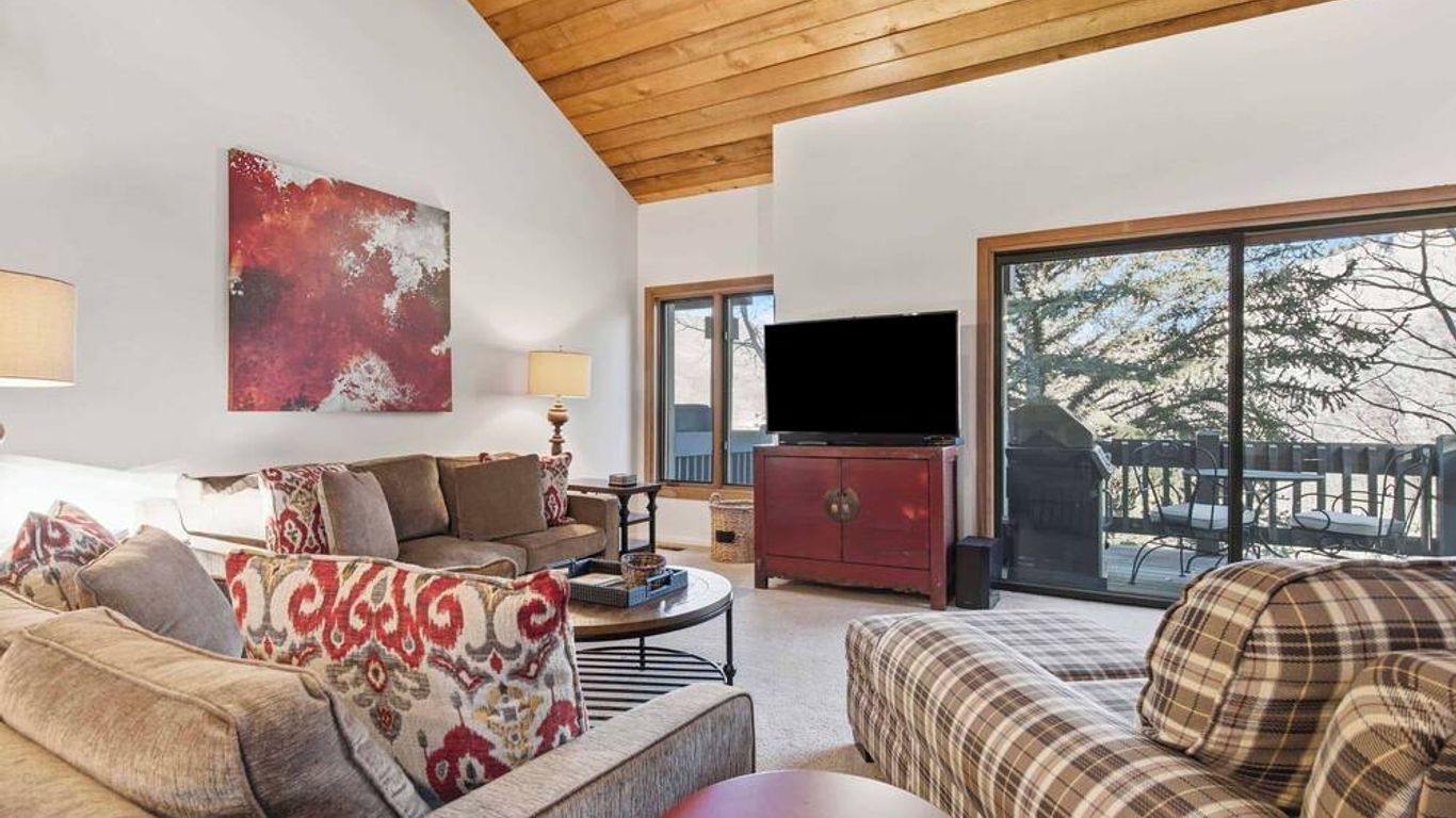 Ridgepoint Townhomes by East West Hospitality