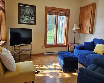 Oceanfront Garden Cottage - Chester - Living room