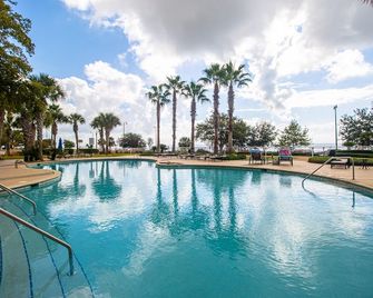 Tranquil Beach Front 2Bed 2Bath Condo with large patio - Family Friendly - Biloxi - Pool