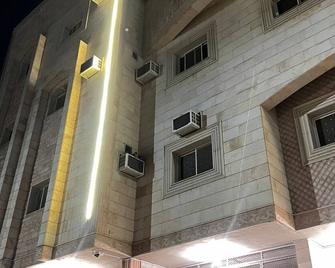 Spacious building with 56 bedrooms and AC, WiFi in fabulous Madinah - Medina - Building