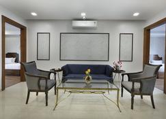 Hydewest India Luxury Orchid Gold King Studio With Kitchenette - Gurugram - Living room