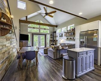 River House Retreat 2 Bedroom Home by RedAwning - Carson - Living room