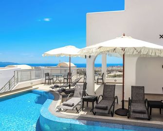 Xaravgi Resort Suites - Fira - Piscina