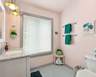 Ladybird Pink Palace Soco Dream Townhome! - Austin