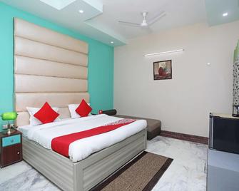 Collection O Taj East Gate Metro Station Queen Palace - Agra - Bedroom