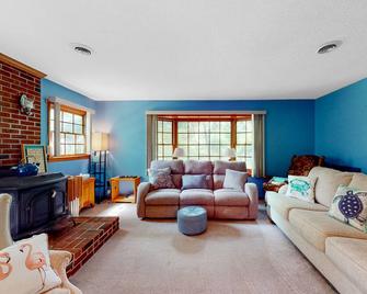 Pine Knoll Nest - Pine Knoll Shores - Living room