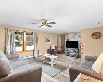 White Mtn Retreat on 78 Acres w/ Private Trails - Jefferson - Living room