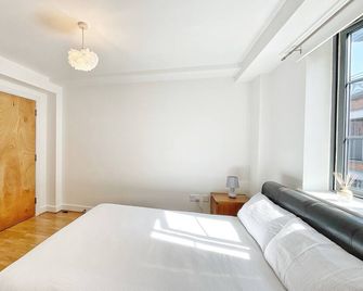 Charming Urban Retreat - Central Manchester Delight - Manchester - Bedroom