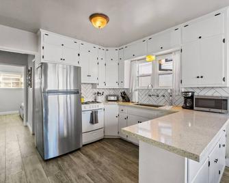 Charming rear cottage on Balboa Island's Quiet End - Newport Beach - Kitchen