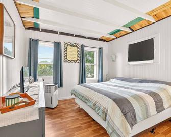 Oak Orchard Creek Cottage Close to Lakes and Nature & Major Cities - Albion - Bedroom