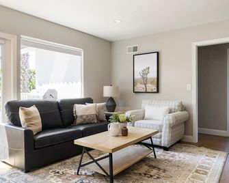 Relax and Recharge: Spacious 4 bd Getaway - San Diego - Sala de estar