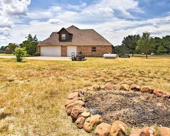 Spacious Stallion Lake Ranch Home w/ Patio - Lindale