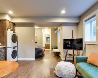 Walkable Portland Studio Less Than 1 Mi to Dtwn! - Portland - Pokój dzienny