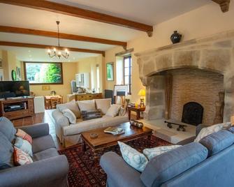 Stylish country house amongst vineyards with private pool & grounds - Albas - Sala de estar