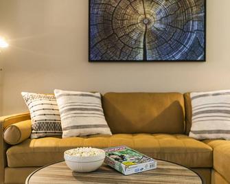 Hiker`s Hideaway 3 bdrm townhome, spacious layout & cozy modern mountain design - Sisters - Living room